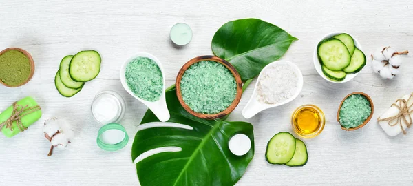 Natuurlijke Cosmetica Van Groene Komkommer Witte Houten Ondergrond Het Concept — Stockfoto