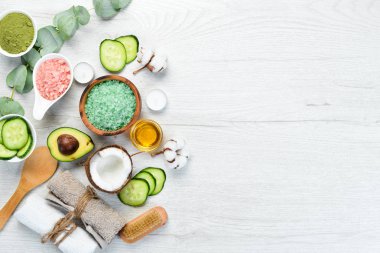 Doğal Kozmetik: Avokado, hindistan cevizi, deniz tuzu ve yüz kremi. Kozmetik ve spa konsepti. Üst Manzara. Boş kopyalama alanı.