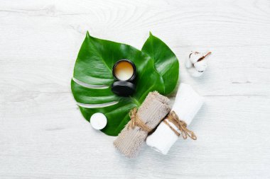 Vücut ve yüz estetiği için havlular. Kozmetik ve spa konsepti. Üst Manzara. Boş kopyalama alanı.