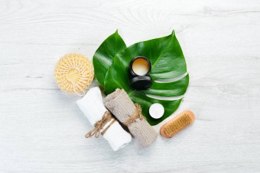 Vücut ve yüz estetiği için havlular. Kozmetik ve spa konsepti. Üst Manzara. Boş kopyalama alanı.