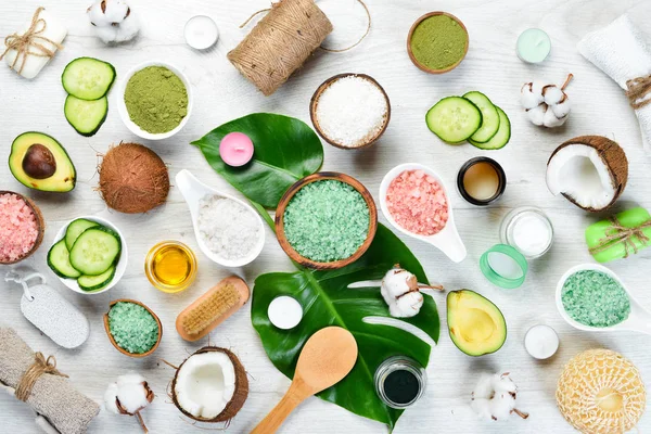 Natuurlijke Cosmetica Avocado Kokosnoot Zeezout Gezichtscrème Het Concept Van Cosmetica — Stockfoto