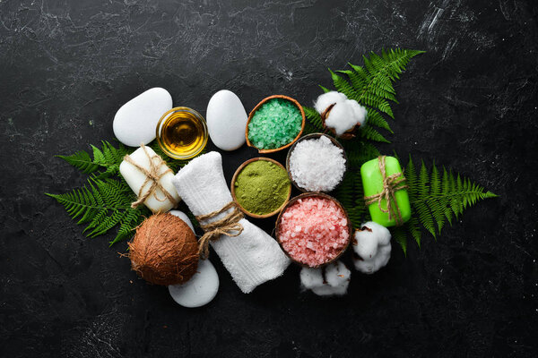 Ароматический цвет морской соли на черном каменном фоне. Концепция косметики и спа. Вид сверху. Свободное пространство для копирования
.