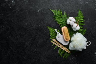 Siyah taş kaplıca arka planı. Kozmetik ve spa konsepti. Üst Manzara. Boş kopyalama alanı.