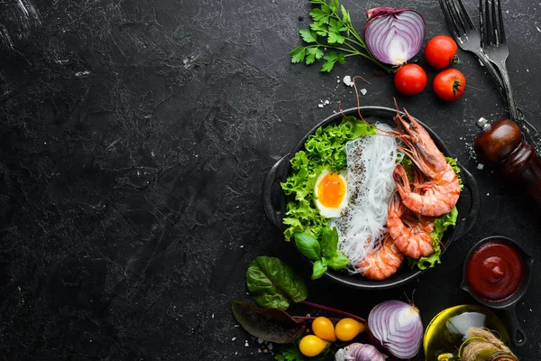 Rice Noodles Shrimps Egg Greens Black Plate Black Stone Background — Stock Photo, Image