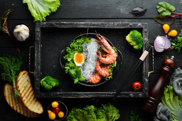 Fideos Arroz Con Gambas Huevo Verduras Plato Negro Sobre Fondo — Foto de Stock