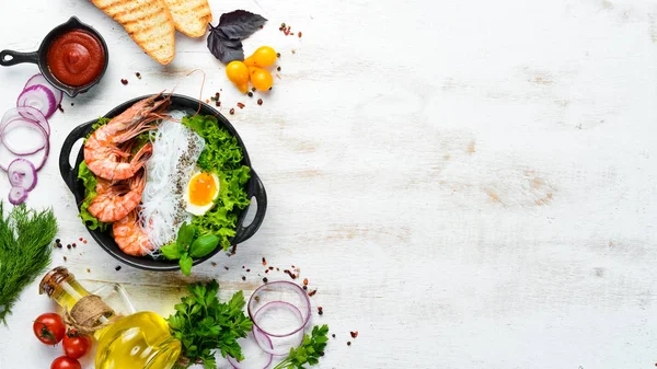 Fideos Arroz Con Gambas Huevo Verduras Plato Negro Sobre Fondo — Foto de Stock