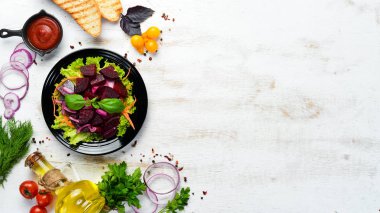 Siyah arka planda siyah tabakta soğanlı pancar salatası. Üst Manzara. Metnin için boş yer.