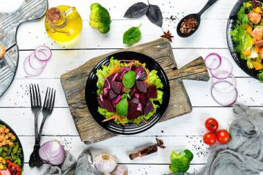 Siyah arka planda siyah tabakta soğanlı pancar salatası. Üst Manzara. Metnin için boş yer.