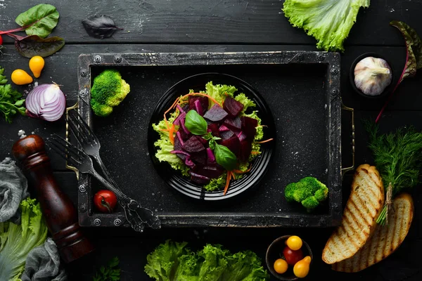 Salada Beterraba Com Cebolas Uma Chapa Preta Fundo Preto Vista — Fotografia de Stock