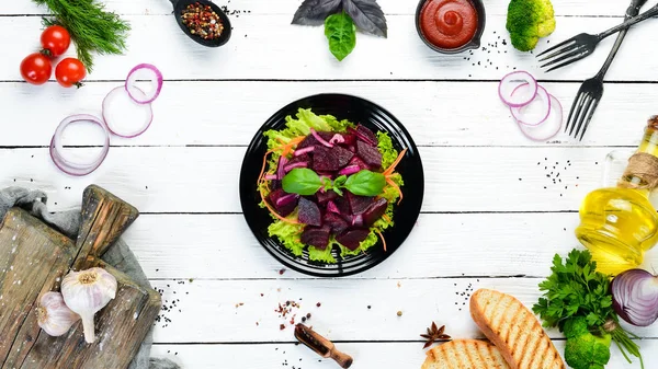 Salada Beterraba Com Cebolas Uma Chapa Preta Fundo Preto Vista — Fotografia de Stock