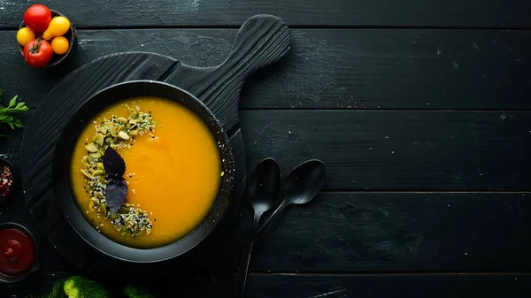 Soupe Citrouille Avec Des Graines Citrouille Dans Une Assiette Noire — Photo