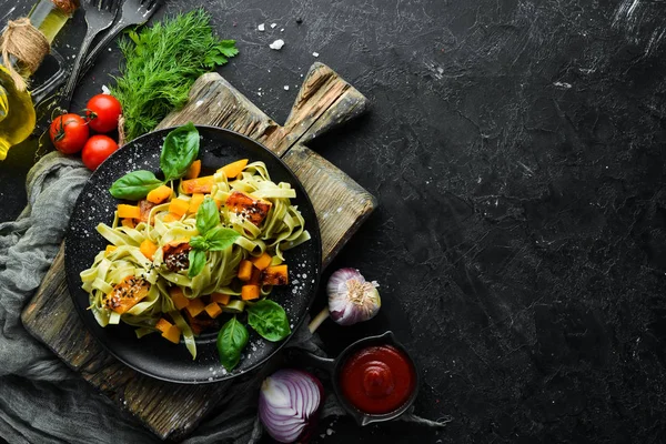 Pâtes Avec Citrouille Épinards Dans Une Assiette Noire Sur Fond — Photo