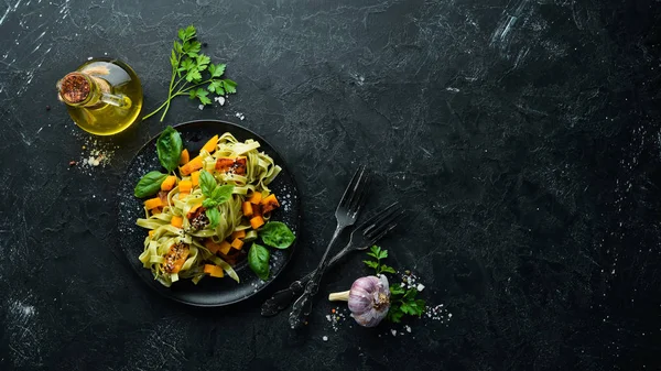 Pasta Med Pumpa Och Spenat Svart Platta Svart Bakgrund Högst — Stockfoto