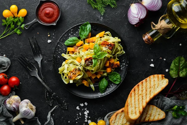 Pasta Con Calabaza Espinacas Plato Negro Sobre Fondo Negro Vista —  Fotos de Stock