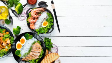 Siyah arka planda siyah tabakta pirinç eriştesi. Asya mutfağı. Üst Manzara. Metnin için boş yer.