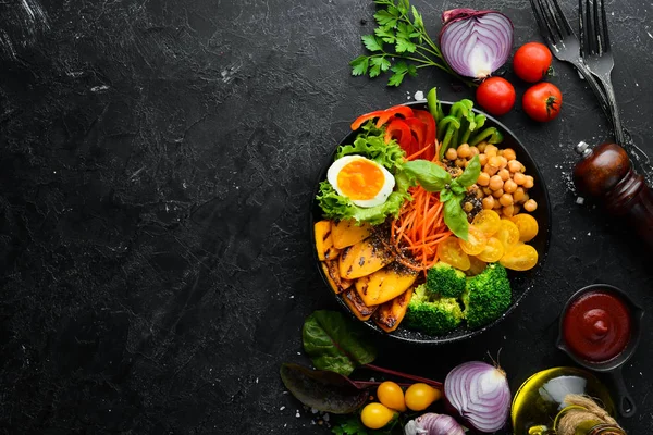 Cuenco Buda Calabaza Brócoli Huevo Tomates Zanahorias Pimentón Plato Negro — Foto de Stock