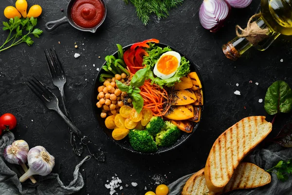 Tigela Buda Abóbora Brócolis Ovo Tomates Cenouras Páprica Uma Placa — Fotografia de Stock