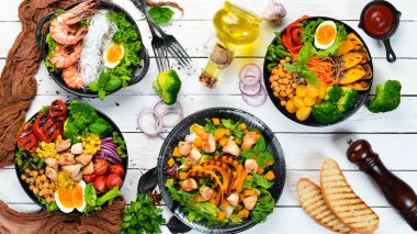 Buda kasesi: sebze, meyve ve et eski arkaplanda siyah tabakta. Sonbahar yemekleri. Üst Manzara. Metnin için boş yer.