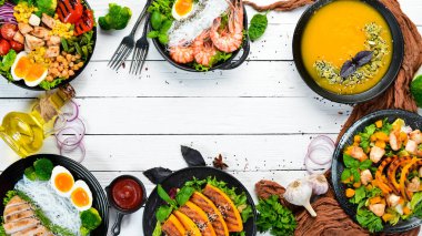 Yiyecekler. Sonbahar yemeği çeşitleri. Tabaklar ve içecekler. Üst Manzara. Metnin için boş yer.