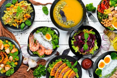 Yiyecekler. Sonbahar yemeği çeşitleri. Tabaklar ve içecekler. Üst Manzara. Metnin için boş yer.