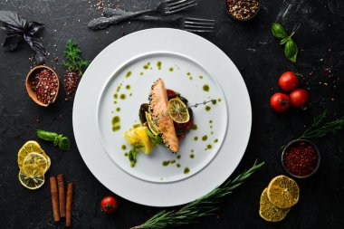 Susamlı ve sebzeli fırında somon filetosu. Bulaşıklar, yemek. Üst Manzara. Metnin için boş yer.