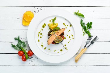 Susamlı ve sebzeli fırında somon filetosu. Bulaşıklar, yemek. Üst Manzara. Metnin için boş yer.