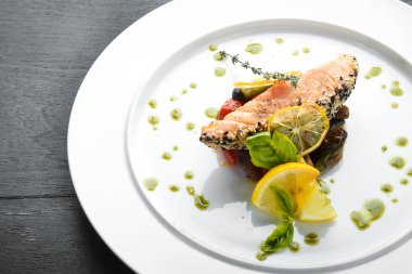 Susamlı ve sebzeli fırında somon filetosu. Bulaşıklar, yemek. Üst Manzara. Metnin için boş yer.