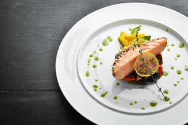 Susamlı ve sebzeli fırında somon filetosu. Bulaşıklar, yemek. Üst Manzara. Metnin için boş yer.