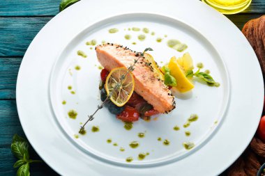 Susamlı ve sebzeli fırında somon filetosu. Bulaşıklar, yemek. Üst Manzara. Metnin için boş yer.