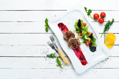 Kiraz soslu dana madalyonu ve sebze. Bulaşıklar, yemek. Üst Manzara. Metnin için boş yer.