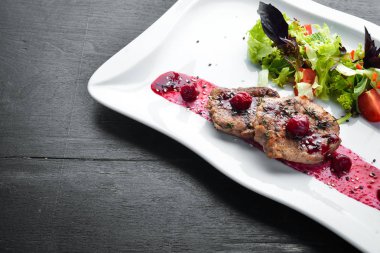 Kiraz soslu dana madalyonu ve sebze. Bulaşıklar, yemek. Üst Manzara. Metnin için boş yer.