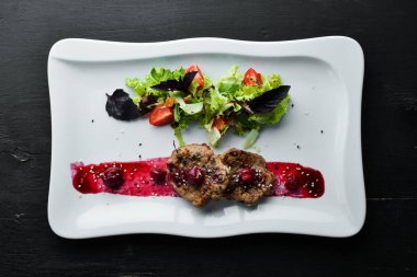 Kiraz soslu dana madalyonu ve sebze. Bulaşıklar, yemek. Üst Manzara. Metnin için boş yer.