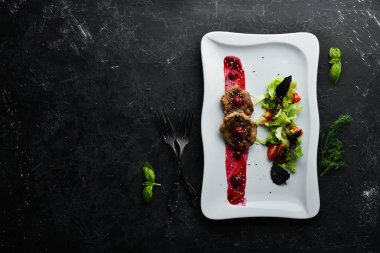 Kiraz soslu dana madalyonu ve sebze. Bulaşıklar, yemek. Üst Manzara. Metnin için boş yer.