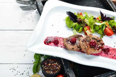 Kiraz soslu dana madalyonu ve sebze. Bulaşıklar, yemek. Üst Manzara. Metnin için boş yer.