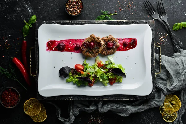 Kalbsmedaillons Mit Kirschsoße Und Gemüse Geschirr Essen Ansicht Von Oben — Stockfoto
