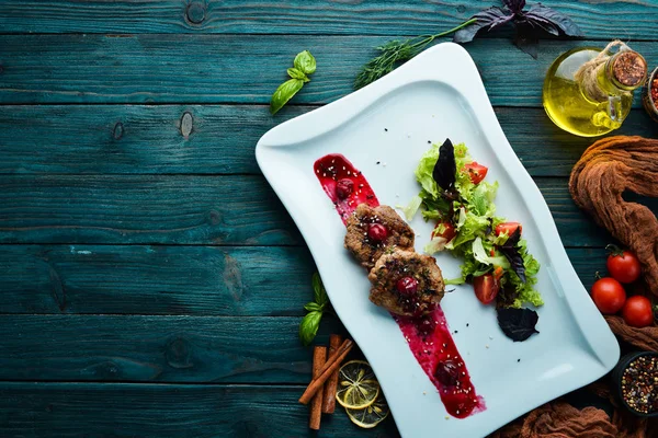Borjúérmek Cseresznye Szósszal Zöldségekkel Mosogatás Étel Első Látásra Szabad Hely — Stock Fotó