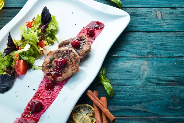 Medalhões Vitela Com Molho Cereja Legumes Pratos Comida Vista Superior — Fotografia de Stock