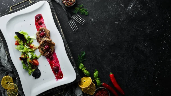 Kalbsmedaillons Mit Kirschsoße Und Gemüse Geschirr Essen Ansicht Von Oben — Stockfoto