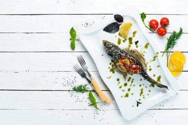 Sebzelerle doldurulmuş fırında alabalık. Bulaşıklar, yemek. Üst Manzara. Metnin için boş yer.