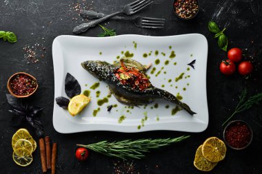 Sebzelerle doldurulmuş fırında alabalık. Bulaşıklar, yemek. Üst Manzara. Metnin için boş yer.