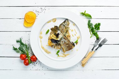 Tabakta pişmiş alabalık. Bulaşıklar, yemek. Üst Manzara. Metnin için boş yer.