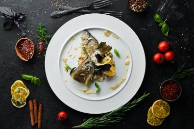 Tabakta pişmiş alabalık. Bulaşıklar, yemek. Üst Manzara. Metnin için boş yer.