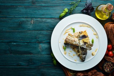 Tabakta pişmiş alabalık. Bulaşıklar, yemek. Üst Manzara. Metnin için boş yer.