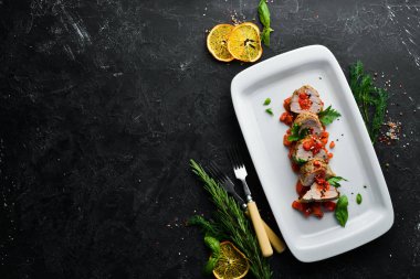 Pişmiş dana fileto ve sebze. Bulaşıklar, yemek. Üst Manzara. Metnin için boş yer.