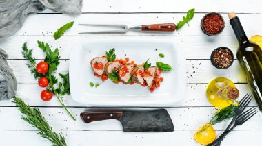 Pişmiş dana fileto ve sebze. Bulaşıklar, yemek. Üst Manzara. Metnin için boş yer.