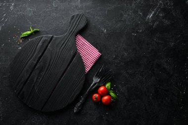 Black Stone Yiyecek Arkaplanı. Mutfak malzemeleri. Üst Manzara. Metnin için boş yer.