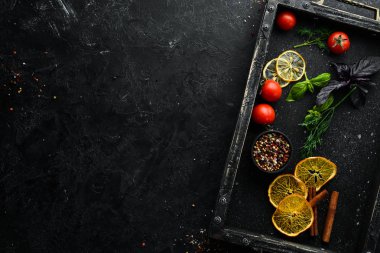 Black Stone Yiyecek Arkaplanı. Mutfak malzemeleri. Üst Manzara. Metnin için boş yer.