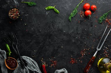 Black Stone Yiyecek Arkaplanı. Mutfak malzemeleri. Üst Manzara. Metnin için boş yer.