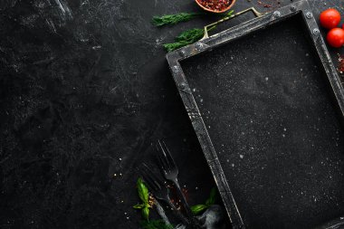 Black Stone Yiyecek Arkaplanı. Mutfak malzemeleri. Üst Manzara. Metnin için boş yer.