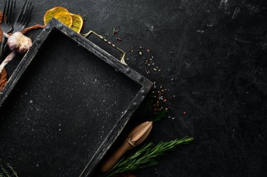 Black Stone Yiyecek Arkaplanı. Mutfak malzemeleri. Üst Manzara. Metnin için boş yer.